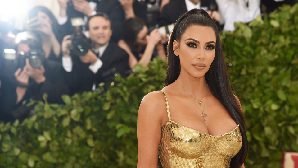 Kim Kardashian com look medieval... e decote explosivo