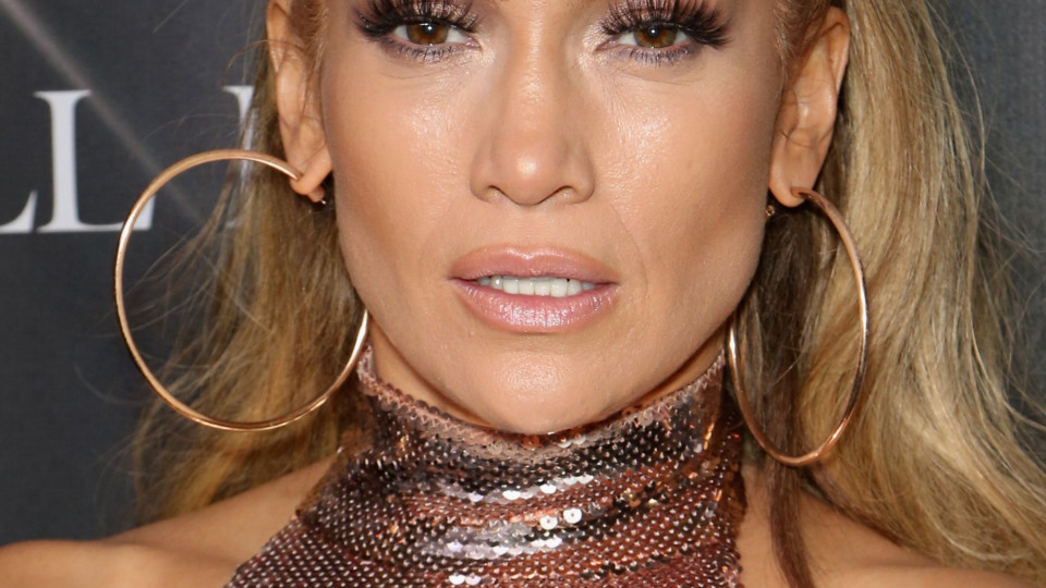 Jennifer Lopez posa quase nua em produção de revista