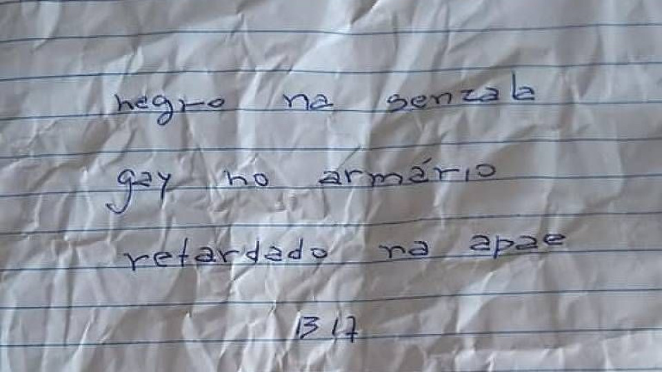 Polícia brasileira investiga bilhete ofensivo entregue a menina na escola