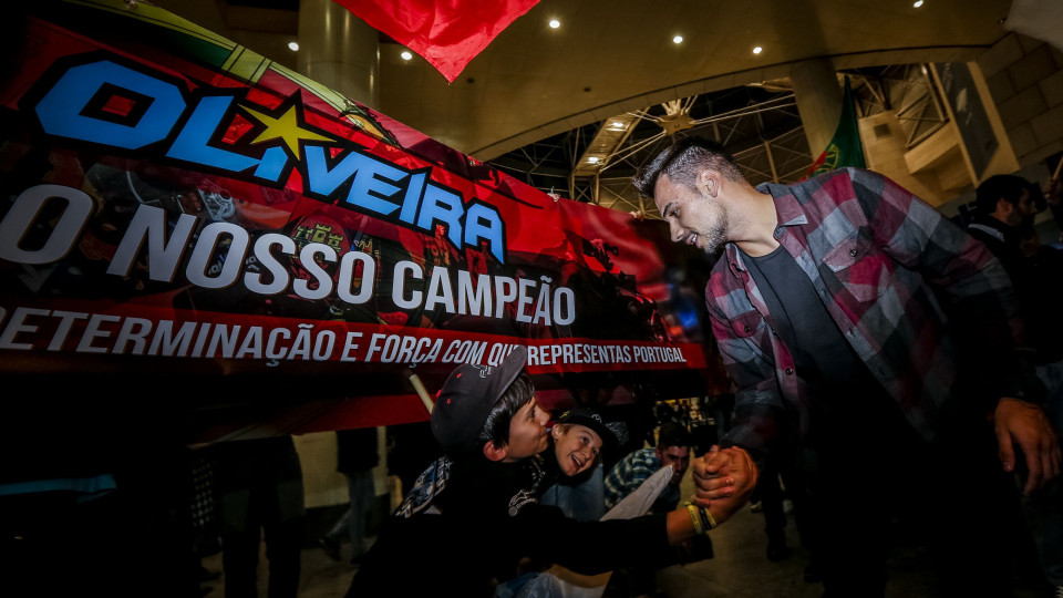 Miguel Oliveira recebido como herói no regresso a Portugal