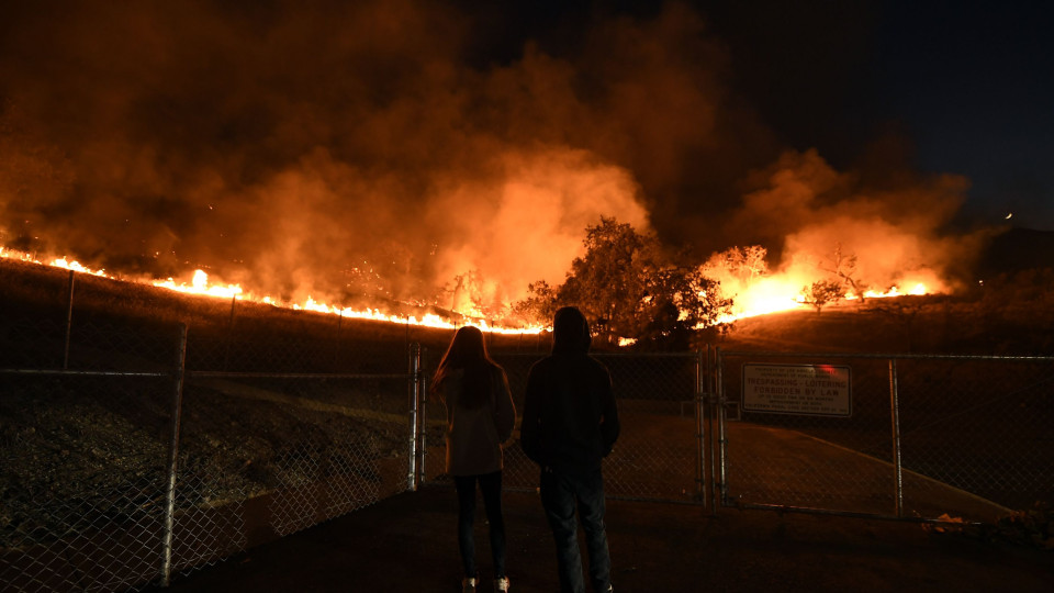 Cidade da Califórnia palco de tiroteio está a ser devastada por incêndio