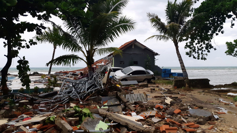 Número de mortos em tsunami na Indonésia sobe para 222