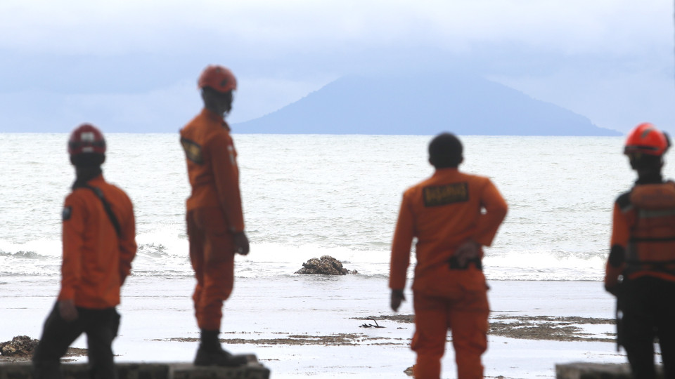 Autoridades indonésias elevam nível de alerta do vulcão Anak Krakatoa