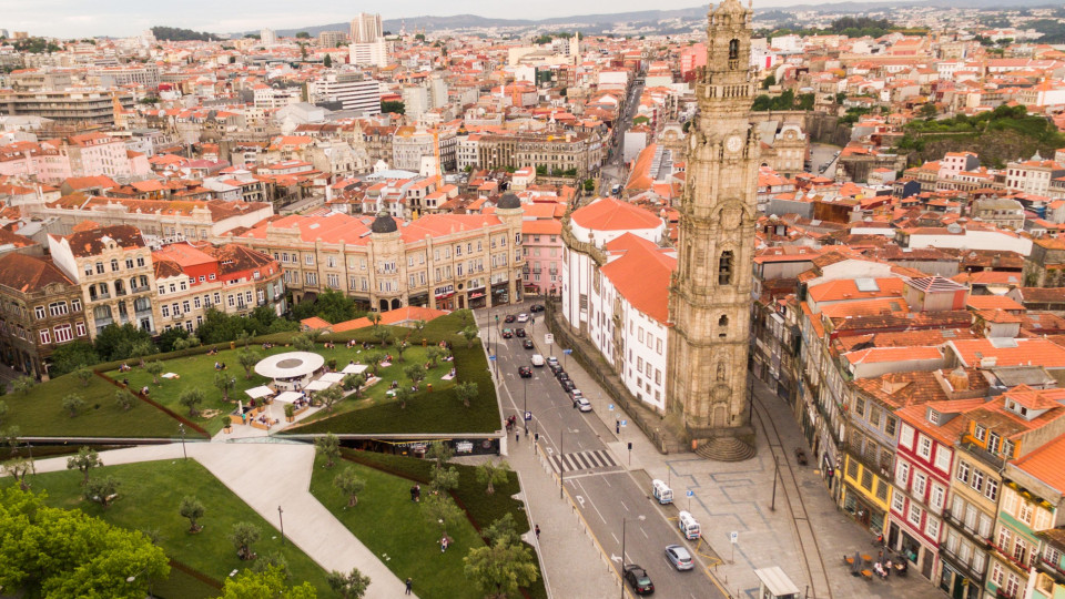 Iluminação de Natal no Porto fica concluída "maioritariamente" até quinta