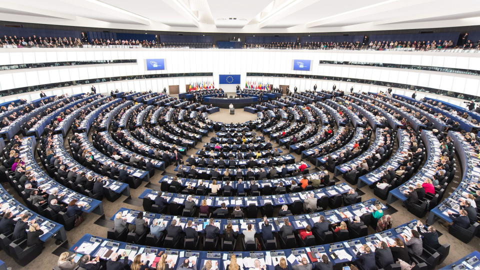 Eurodeputados alertam para abordagem prejudicial dos EUA à relação com UE