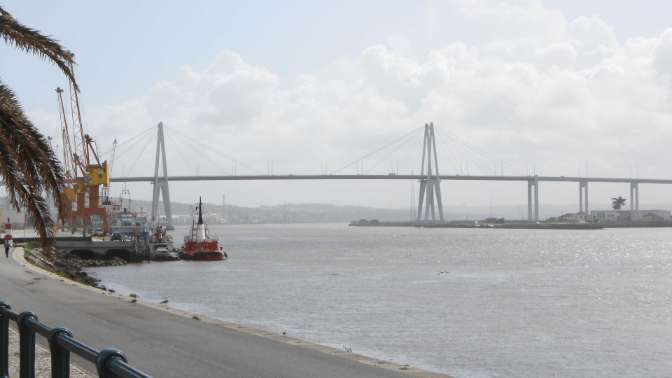 Averiguada entrada de veleiro na Figueira da Foz com a barra fechada