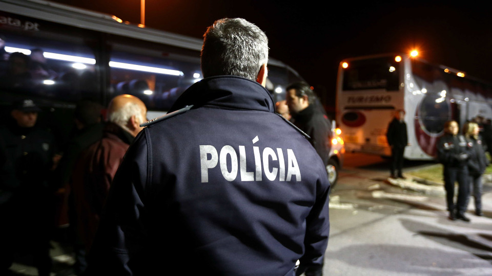 Autocarros e carros apedrejados junto ao estádio do Famalicão