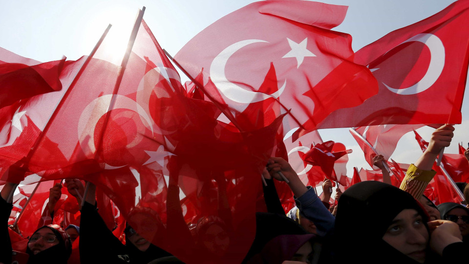 Turquia oferece recompensa de milhões por soldados exilados na Grécia