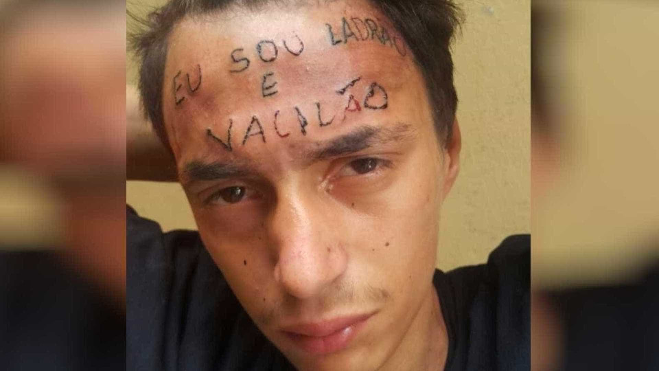 Jovem com "ladrão" tatuado na testa voltou a roubar. Polícia goza com ele