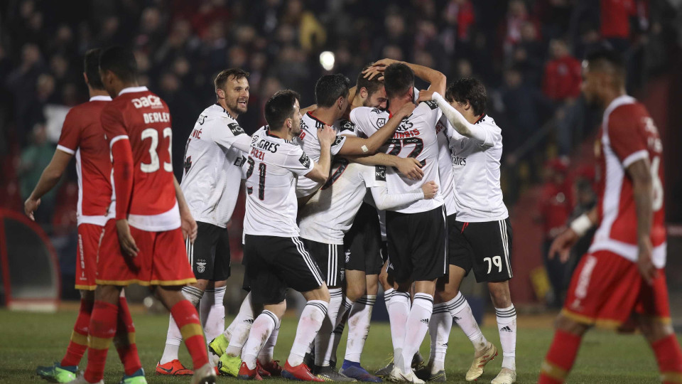 Chocolate luso-suíço 'envenena' Aves e mantém Benfica perto da liderança