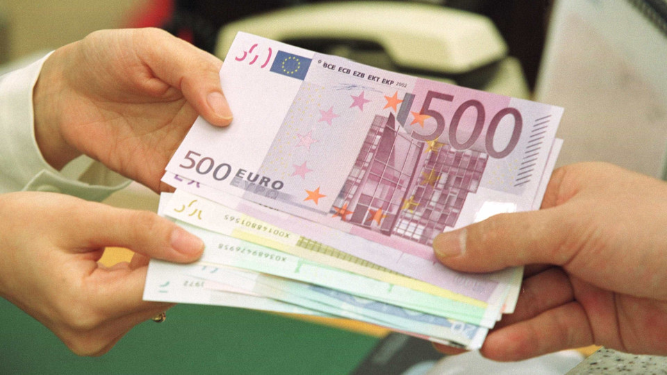 Euro recua à espera de decisões do banco central dos EUA