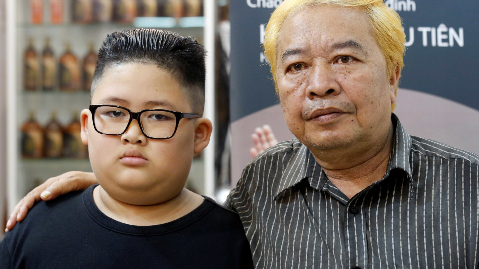Este barbeiro oferece penteados de Kim Jong-un ou Trump. Qual escolheria?