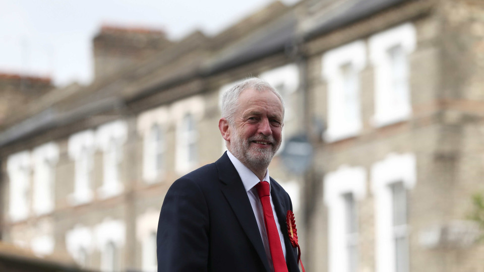 Corbyn admite risco "muito sério" de Brexit sem acordo