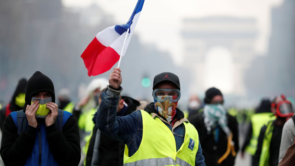 Tensão e chamas na manifestação dos Coletes Amarelos em Paris
