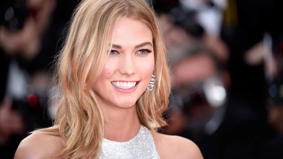 Parou tudo! Em Paris, Karlie Kloss arrasa com vestido amarelo