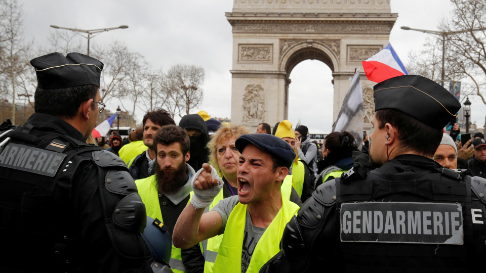 Mais de 40 detidos em novo protesto dos coletes amarelos em Paris