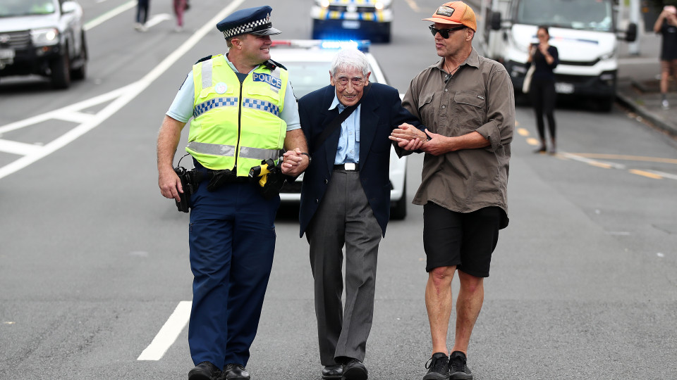 Aos 95 anos, apanhou quatro autocarros para ir a marcha contra o racismo