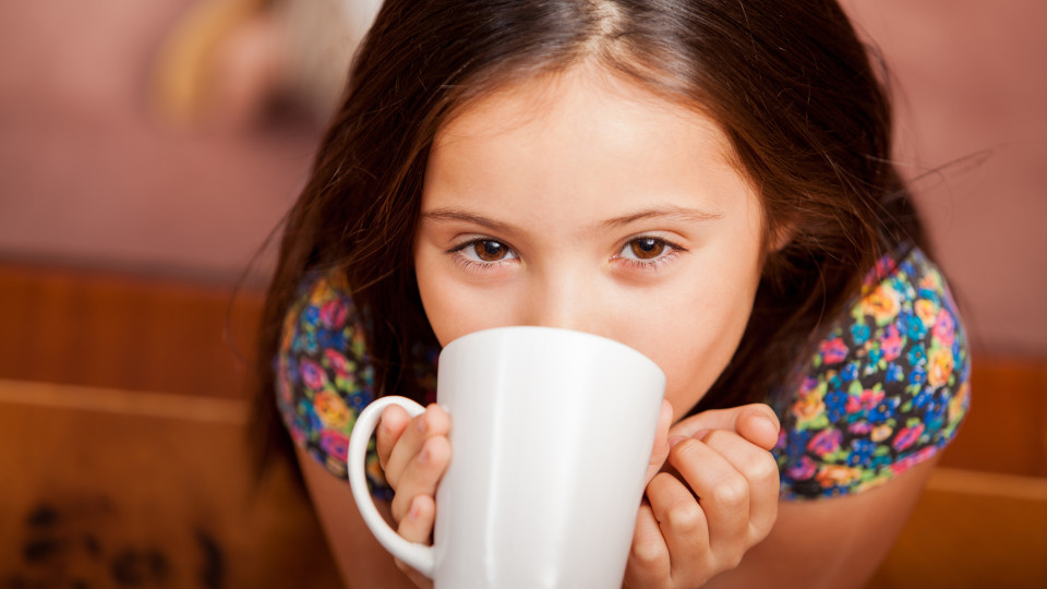 Crianças não devem beber chá preto nem café, alerta um novo estudo