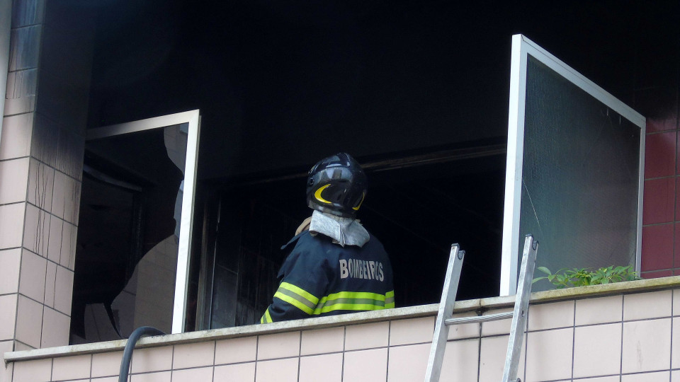 Incêndio em habitação no Seixal faz dois feridos