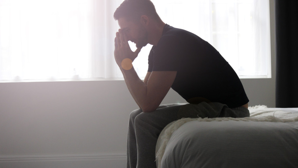 "Sofrer em silêncio". Seis sintomas de depressão nos homens