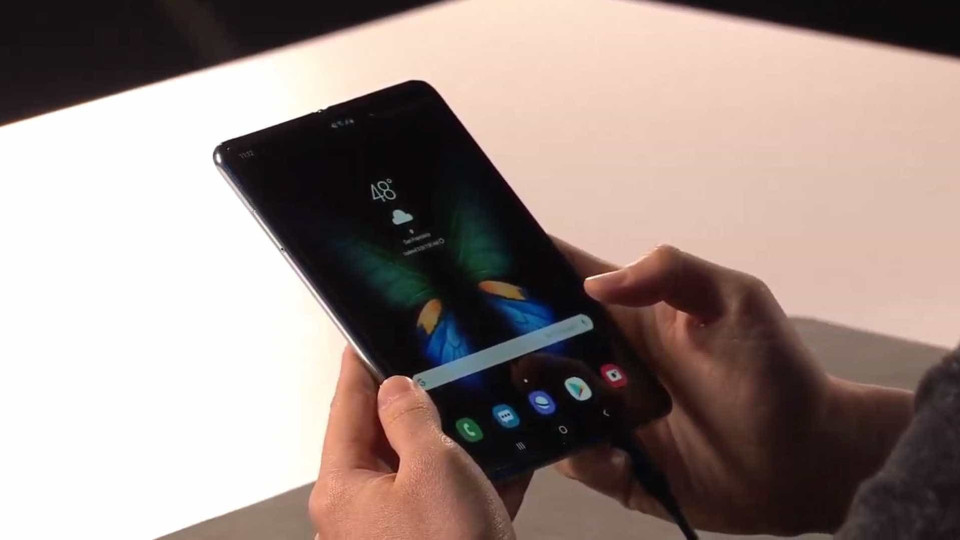 Samsung quer fornecer ecrãs dobráveis às rivais