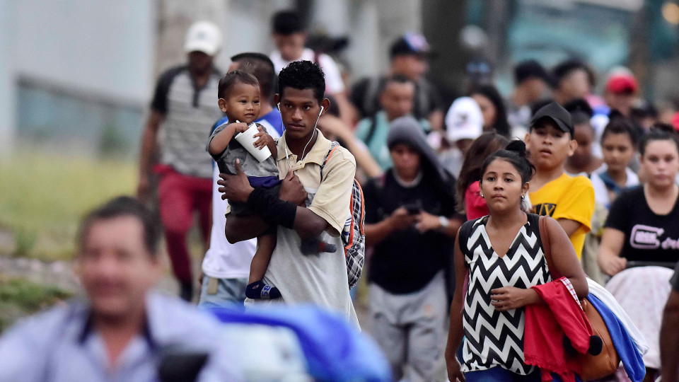Nova caravana de migrantes sai das Honduras em direção aos EUA