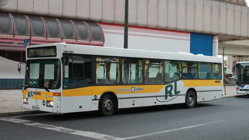 Autocarro a arder em Loures. Estrada está cortada