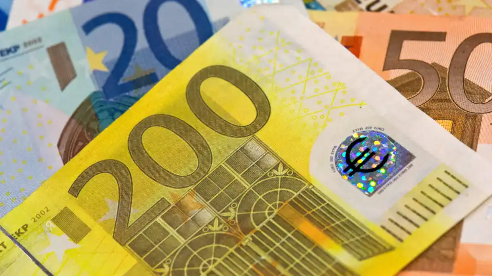 Euro valoriza após subida da inflação na zona euro