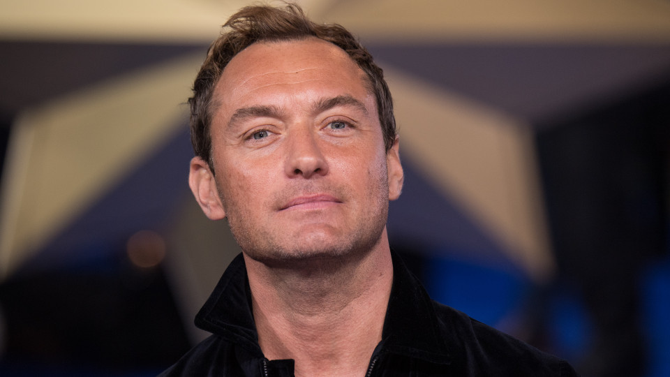 Aos 46 anos, ator Jude Law exibe boa forma física... em cuecas