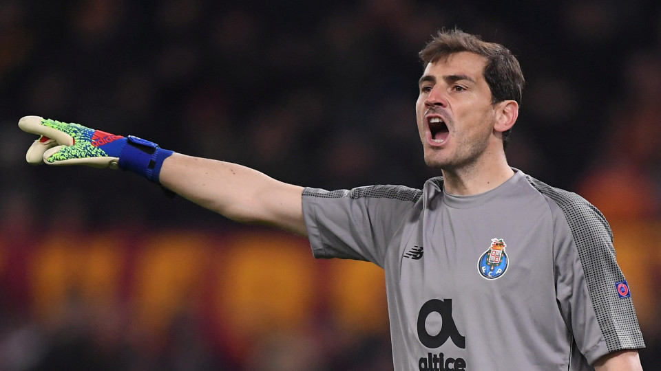 Oficial: Casillas renova contrato com o FC Porto