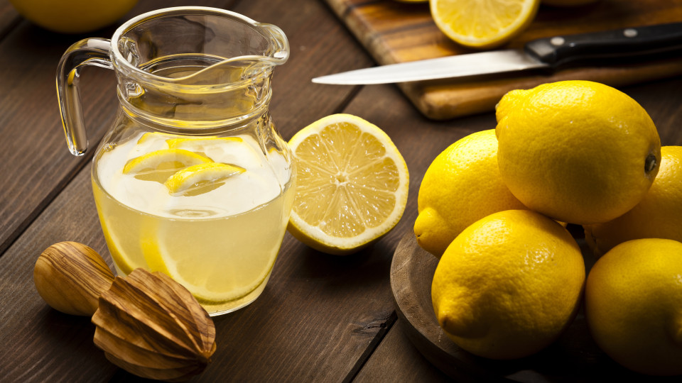 Saiba como fazer a dieta da água com limão para emagrecer