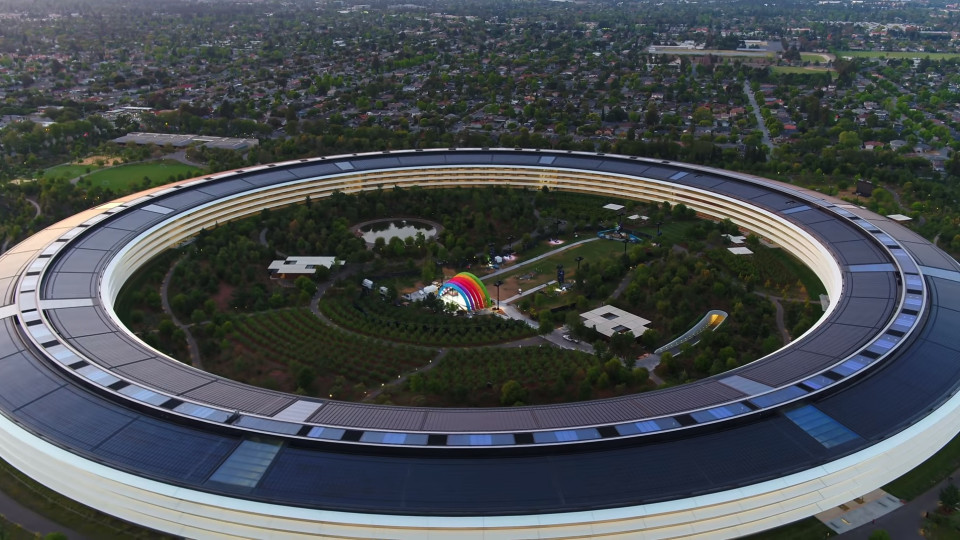 Drone revela misterioso palco no centro da sede da Apple