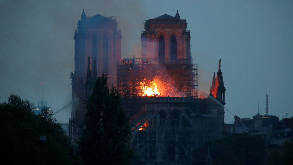 Teto de Notre-Dame derreteu e níveis de chumbo são altos. Zonas fechadas