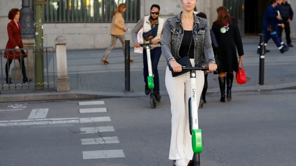 Andar de trotinete fica mais barato. Lime baixa preço em Lisboa