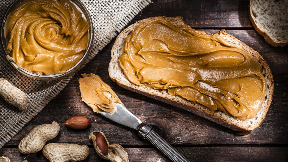 Quatro benefícios e quatro riscos de comer manteiga de amendoim