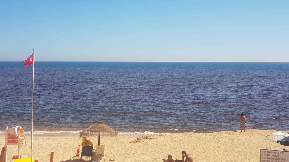 Praias com bandeira vermelha no Algarve por causa de "maré vermelha"