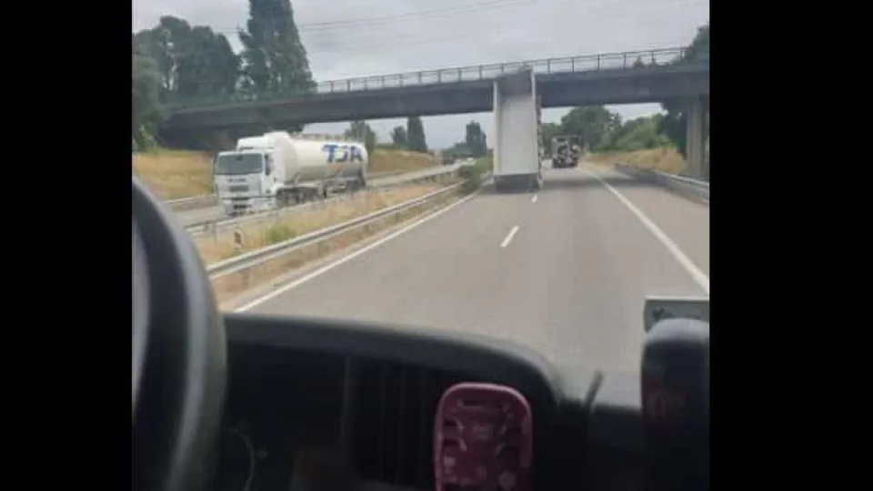 Báscula de camião embate viaduto. A1 cortada ao trânsito