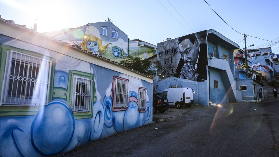 Polícia recebida com pedras no bairro da Cova da Moura na Amadora