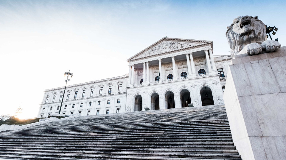 Alterações ao regime de subsídios e moradas de deputados vão a votos