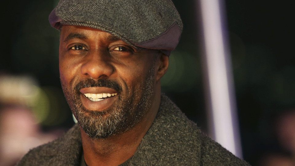 Idris Elba interrompe espetáculo para ajudar mulher com convulsões