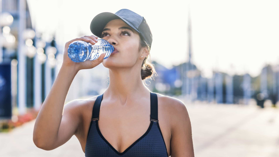 Sete motivos para nunca beber água em garrafas de plástico