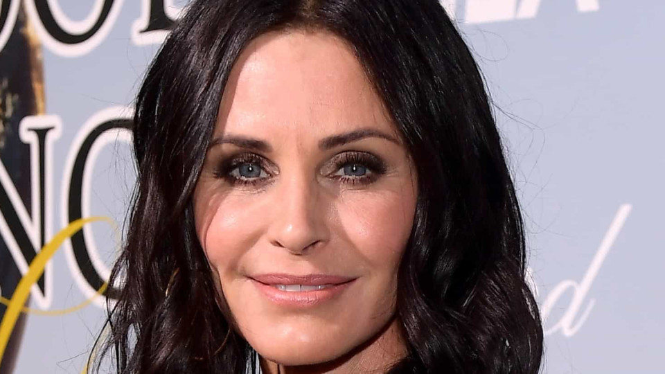 Com biquíni reduzido, Courteney Cox mostra sentido de humor em mergulho