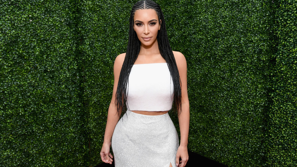 Kim Kardashian revela o segredo da sua cintura (sem tirar costelas)