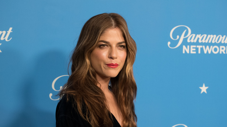 Selma Blair termina tratamento e surge pela primeira vez sem cabelo