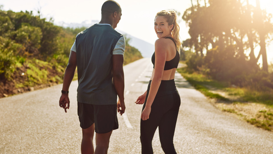 O que é melhor para emagrecer: Correr 30 minutos ou caminhar 60 minutos?