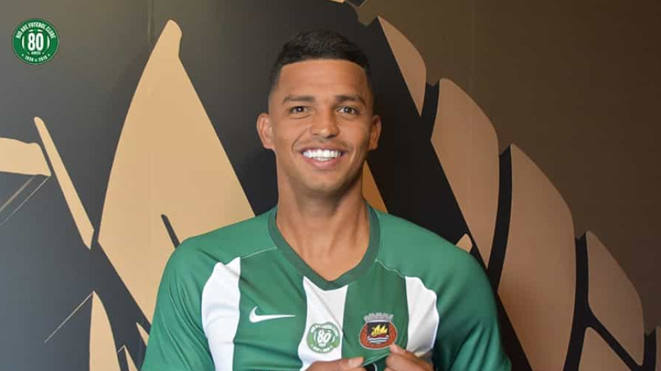 Ex-Valência deixa o futebol árabe e assina contrato com o Rio Ave