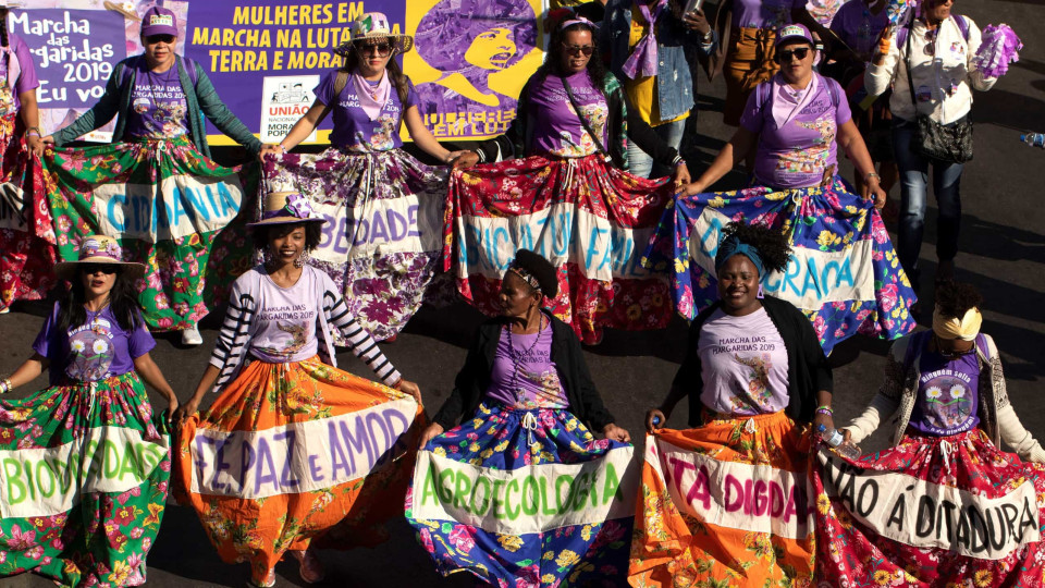 Mulheres indígenas, pescadoras e trabalhadoras rurais protestam no Brasil