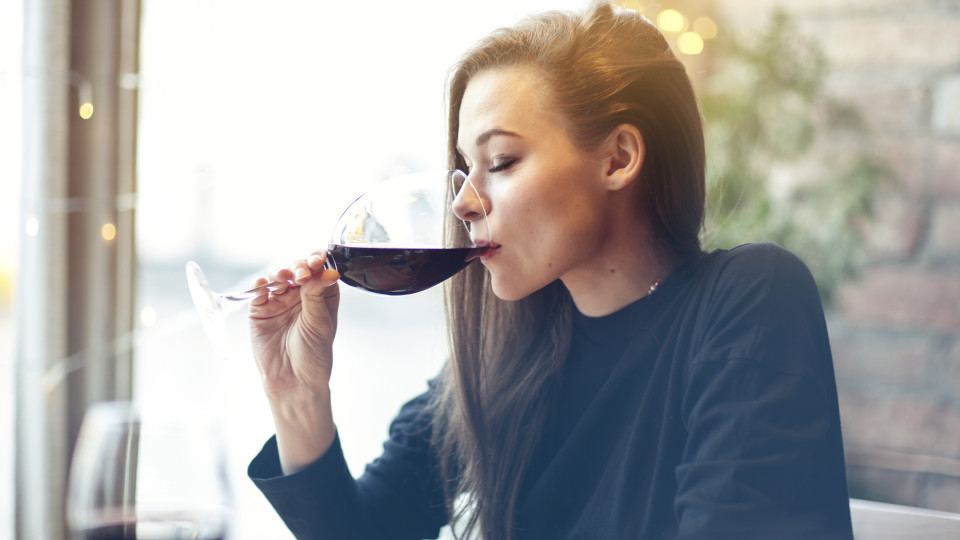 Tem permissão: Cinco benefícios que beber vinho traz à saúde