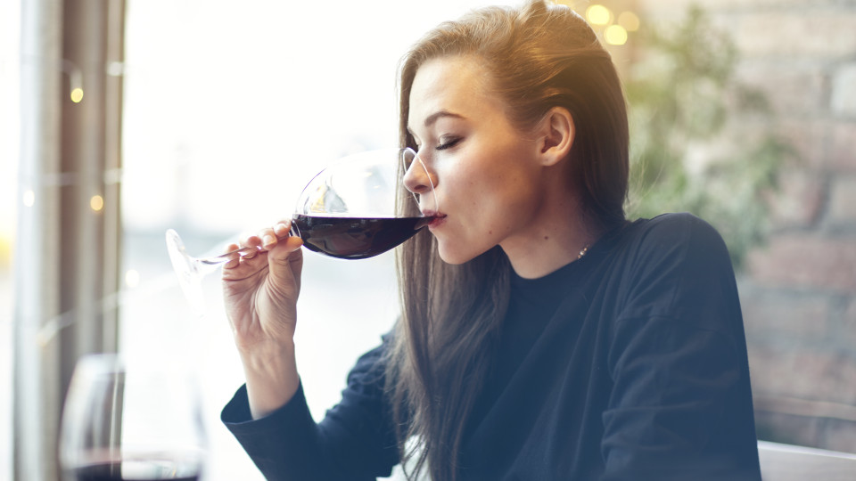 Entenda como o vinho tinto pode combater a depressão e ansiedade