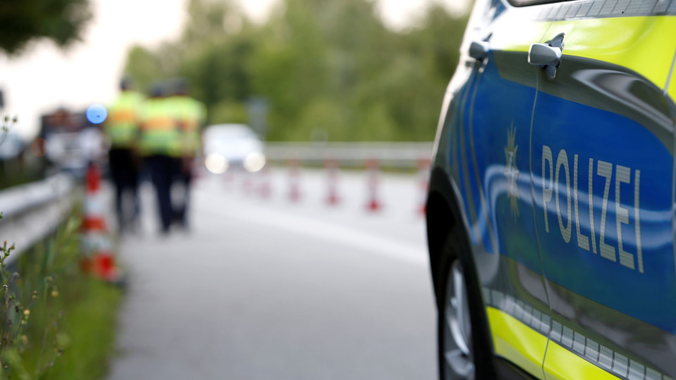 Criança de oito anos roubou carro e conduziu a 140 km/h na autoestrada